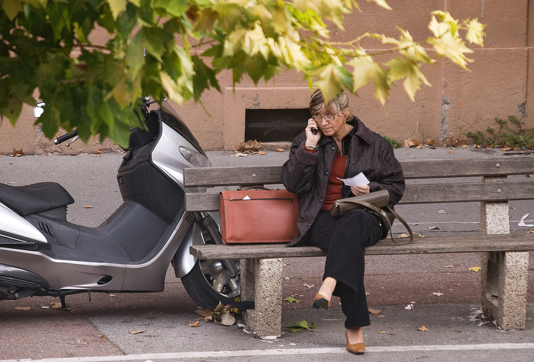 26_T03_Femme_téléphonant_et_scooter.jpg